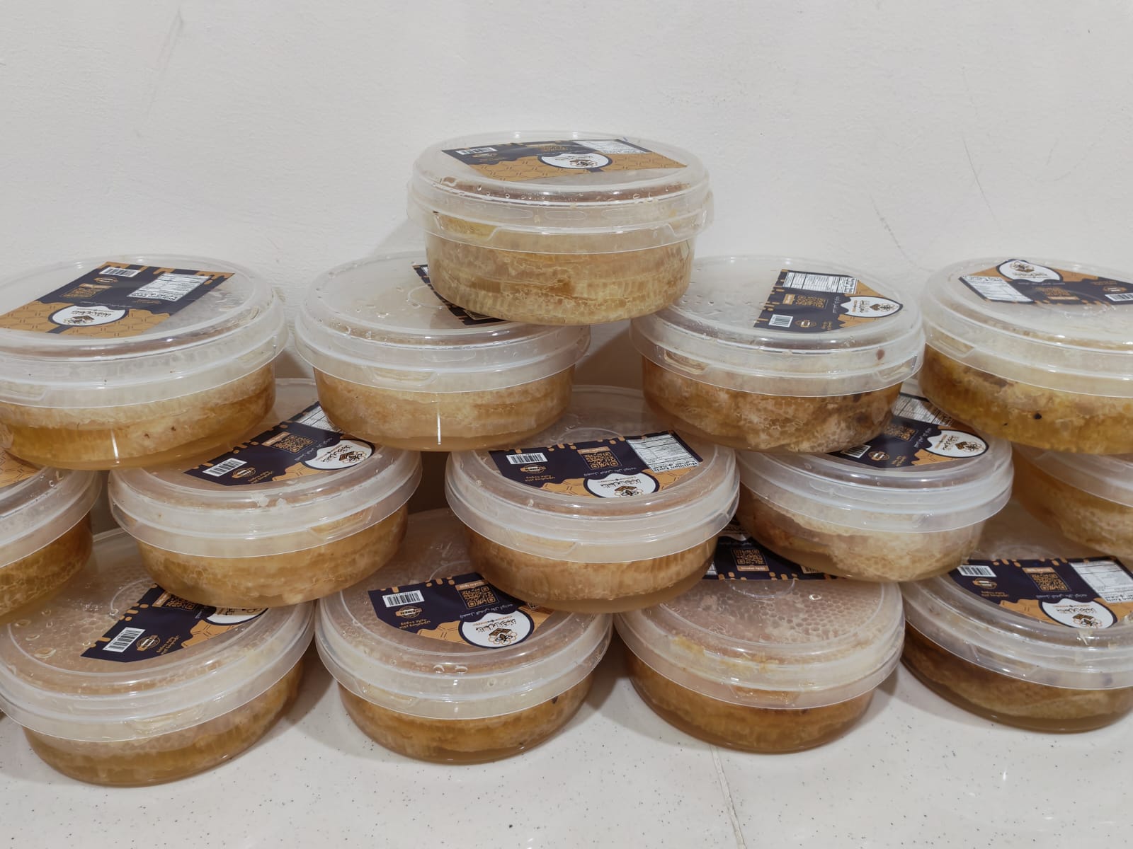 علب صغيرة من شمع العسل